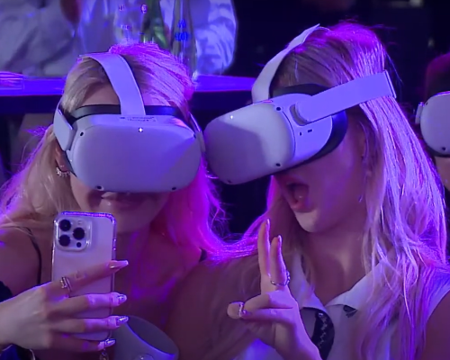 VR headset experience for interactive attendee engagement at an event